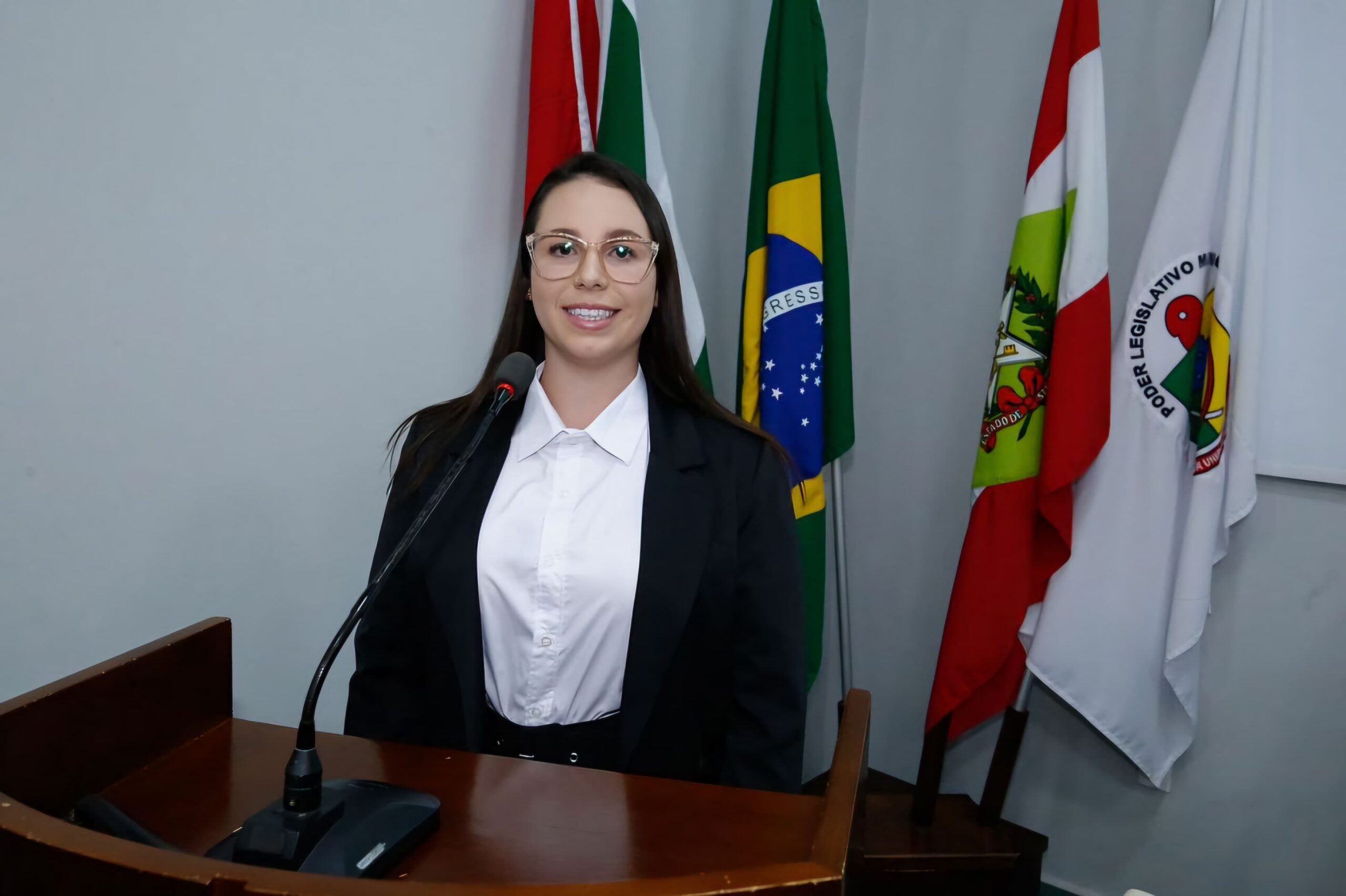 Vereadora Laísa Figueredo faz história ao presidir sessão na Câmara de Forquilhinha