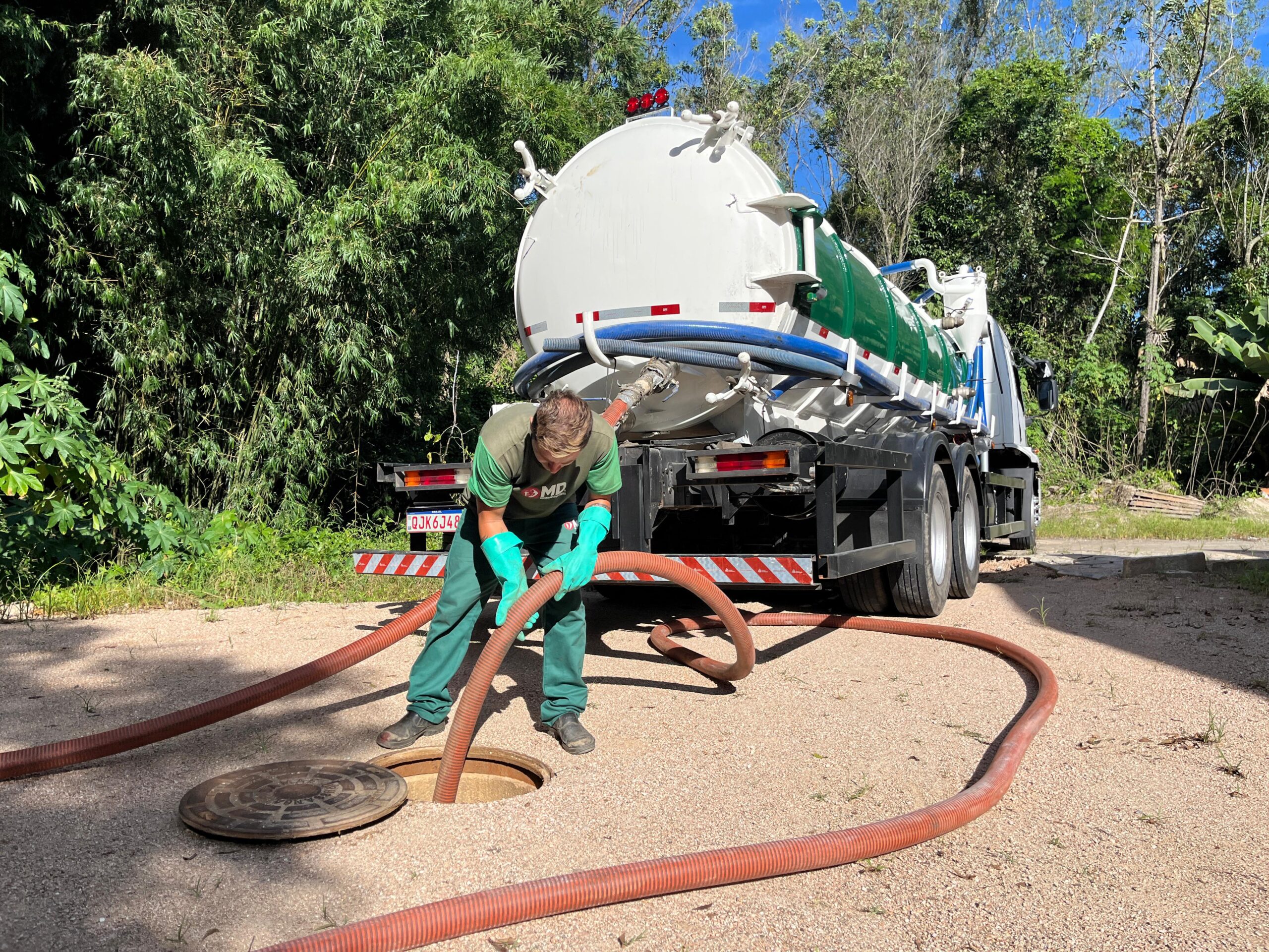 Samae realiza limpeza preventiva da rede de esgoto em Urussanga