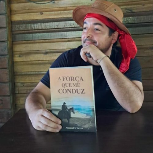 Livraria Ponto e Vírgula recebe lançamento do romance “A Força que me Conduz”